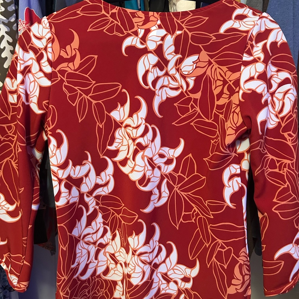 Manuhealii Red and White Jade Kehau Top - Picture 3 of 3